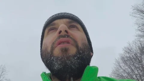 Portrait Of A Man With A Beard Close Up. Men lost. ?Walks and  Snowy Woods... 库存影片 71817149