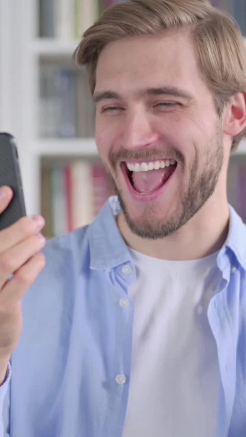Portrait of Man Celebrating on Smartphone, Vertical Video Vidéo 339579708