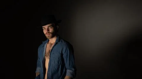 Portrait of a man in a dark key in the studio Foto stock