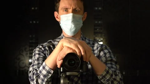 Portrait of a man in a mask with a camera 스톡 동영상 142907283