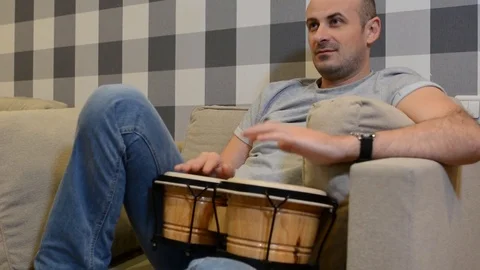Portrait man playing drum Vídeos de archivo 82183388