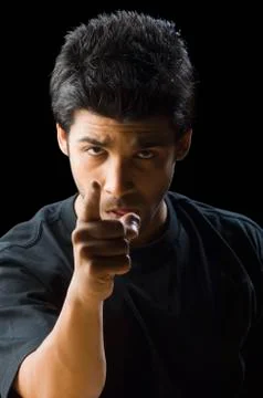 Portrait of a man pointing Stockfoto's