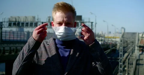 Portrait of a man in a protective face mask male tourist in the city epidemic 库存影片 127024514