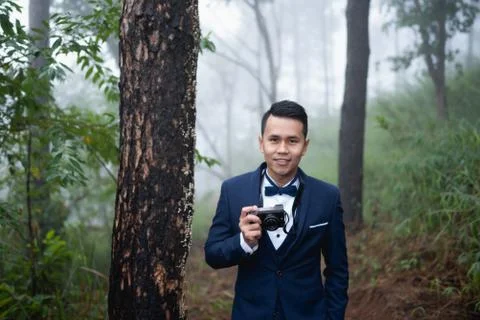 Portrait man in suite with camera Foto stock