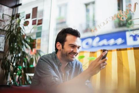 Portrait of man using his smartphone in a cafe Stockfoto's