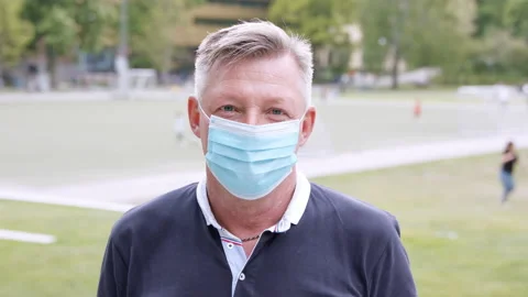 Portrait of a man wearing a facemask during the covid-19 pandemic. Video stock 131293111