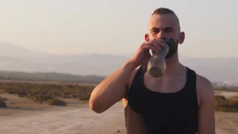 Portrait of man working out in desert and drinking water Stock-Footage 132166120