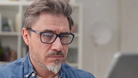 Portrait of middle aged man using tablet Vidéo 148026855