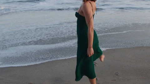 Portrait of model walking by the beach in Los Angeles Stock-Footage 127797014