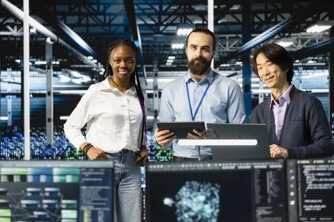 Portrait of multiethnic data center IT team running AI forecasting simulations Stockfoto's