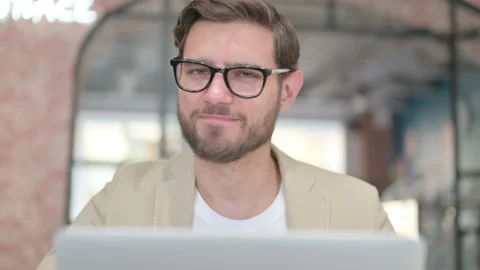 Portrait of No Gesture by Head Shake by Man with Laptop Vidéo 157142944