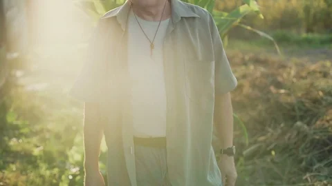 Portrait of the old farmer in a field smiling with crossed hands at camera 4K 動画素材 80968457