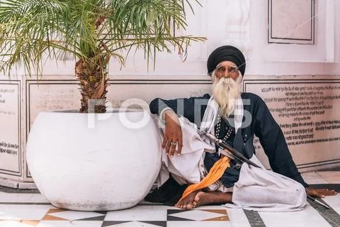 Portrait of an Old Sikh sitting at Golden Temple (Harmandir Sahib) Stock Photos