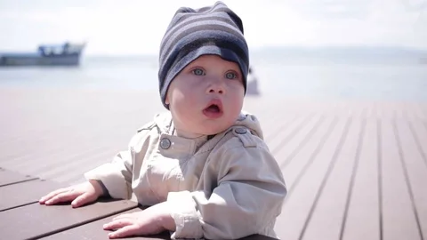 Portrait of one-year-old child.  Видео 90102002