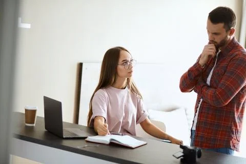 Portrait of ouple solving problems Foto stock