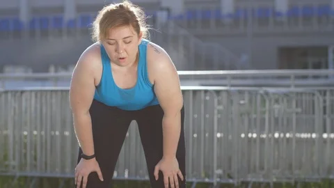 Portrait of overweight woman runner during break Video stock 112629853