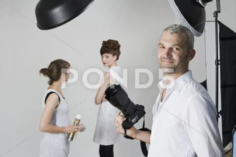 Portrait of a photographer on a fashion shoot Stock-Fotos
