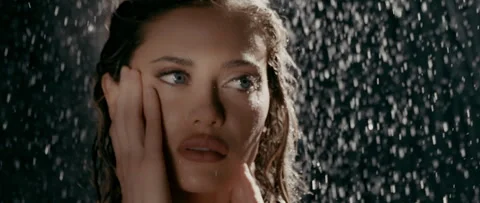 Portrait in the rain 動画素材 243676761