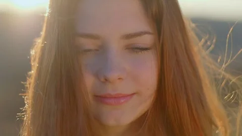 Portrait of a redhead girl at sunset 스톡 동영상 74122002