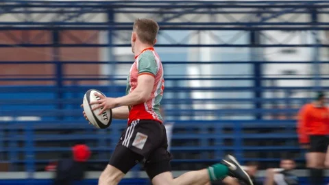 Portrait of running rugby player doing a goal - Slow motion Vídeo Stock 89828196