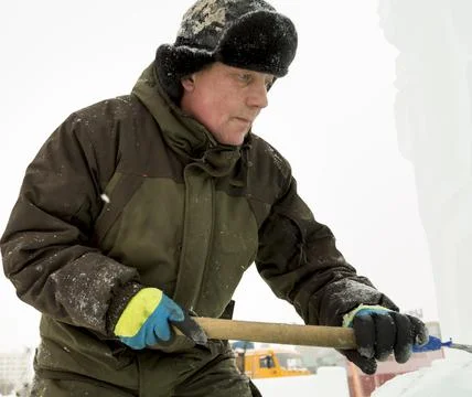Portrait of a sculptor at work with a chisel Stockfoto's