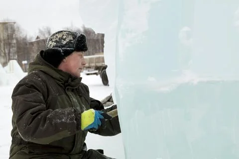 Portrait of a sculptor at work with a chisel Foto stock
