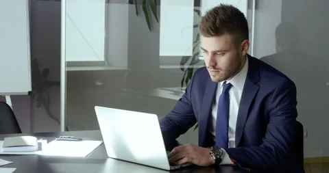 Portrait of serious business man typing on laptop email chats with clients 스톡 동영상 142397953