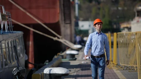 Portrait of an serious engineer in helmet Stockbeeldmateriaal 122865074