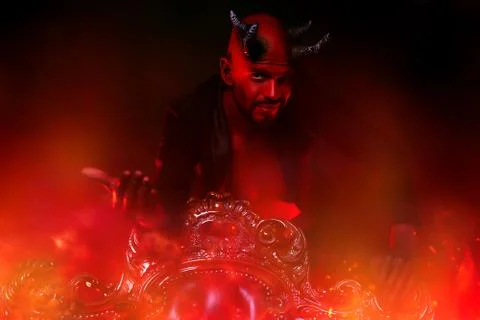 A portrait of slyness smiling bad devil inviting to himself. Horror movie, ni Foto stock