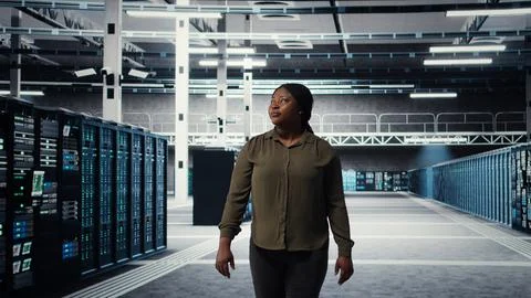 Portrait of smiling data center admin conducting security audit Foto stock