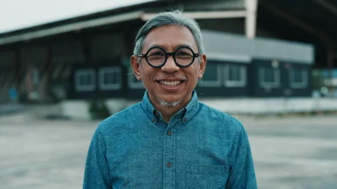 Portrait of smiling engineer at industrial site Video stock 309546308
