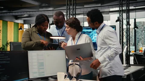 Portrait of smiling engineering team in office doing software development 库存影片 322697301