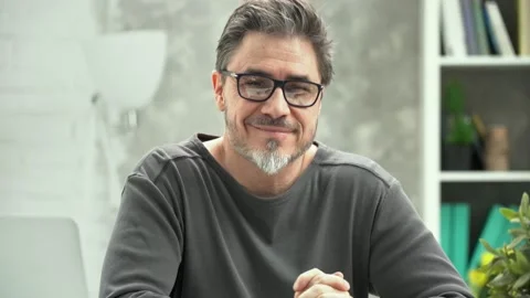 Portrait of smiling man at home, 库存影片 149202103