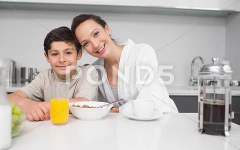 Portrait of a smiling mother with son in kitchen Stock-Fotos
