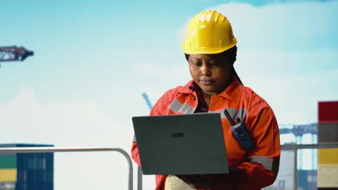 Portrait of smiling offshore platform engineer tracking pollution data 스톡 동영상 319969800