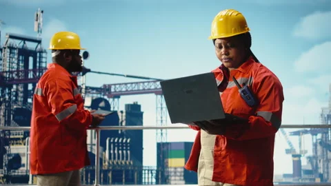 Portrait of smiling offshore platform engineer tracking pollution data 스톡 동영상 319972627