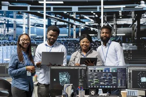 Portrait of smiling server hub engineers using AI algorithms Foto stock