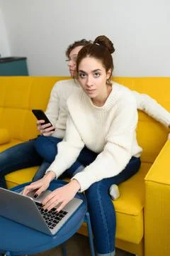 Portrait of a smiling young couple using laptop at home indoor Stockfoto's