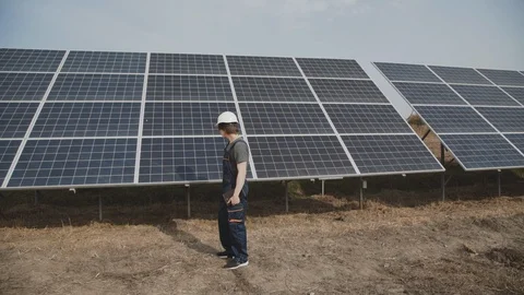 Portrait of successful engineer stands at solar batteries with crossed hands Stock-Footage 104659193