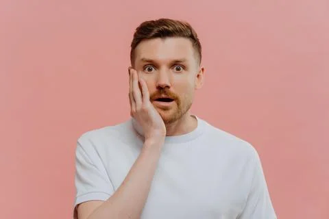 Portrait of surprised man looking at camera with shocked face expression Foto stock