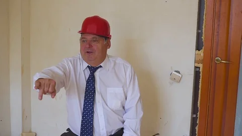 Portrait of a talking engineer, senior. 動画素材 95330509