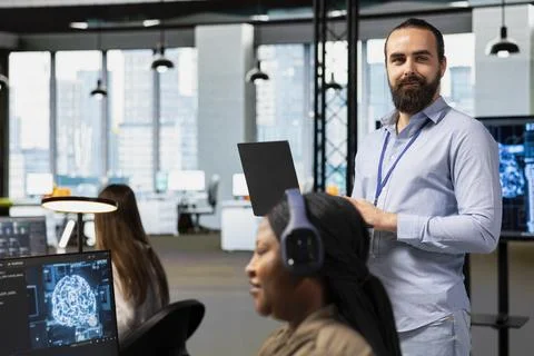 Portrait of team leader supervising programmers at work training AI Foto stock