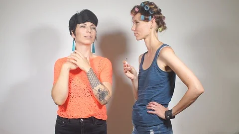 Portrait of two sisters talking, one of them smokes a cigarette Vidéo 115926461