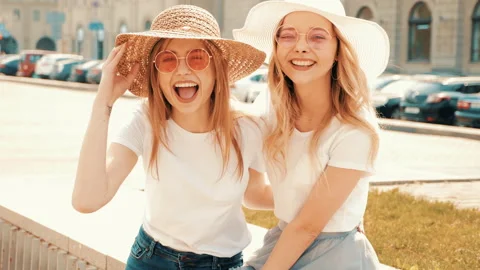 Portrait of two young beautiful blond smiling hipster girls Vídeo Stock 141208064
