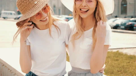 Portrait of two young beautiful blond smiling hipster girls 库存影片 141208529