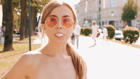 Portrait of two young beautiful smiling hipster girls 库存影片 141570577