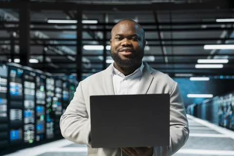 Portrait of upbeat server hub admin using laptop to fix network issues Foto stock