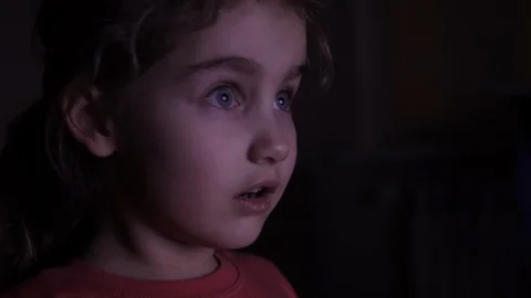 Portrait ?ute Little Kid While Watching TV. Young Girl Watch Television on Li 스톡 동영상 128277542
