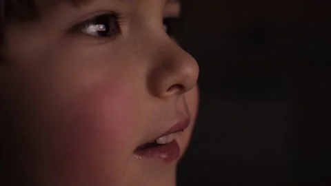 Portrait ?ute Little Kid While Watching TV. Young Boy Watch Television on Liv 스톡 동영상 154313587