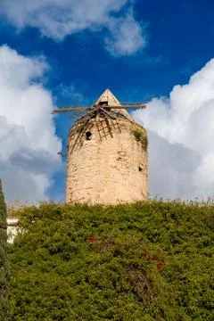 Portrait view of mill sail framework against cloudy sky Stockfoto's